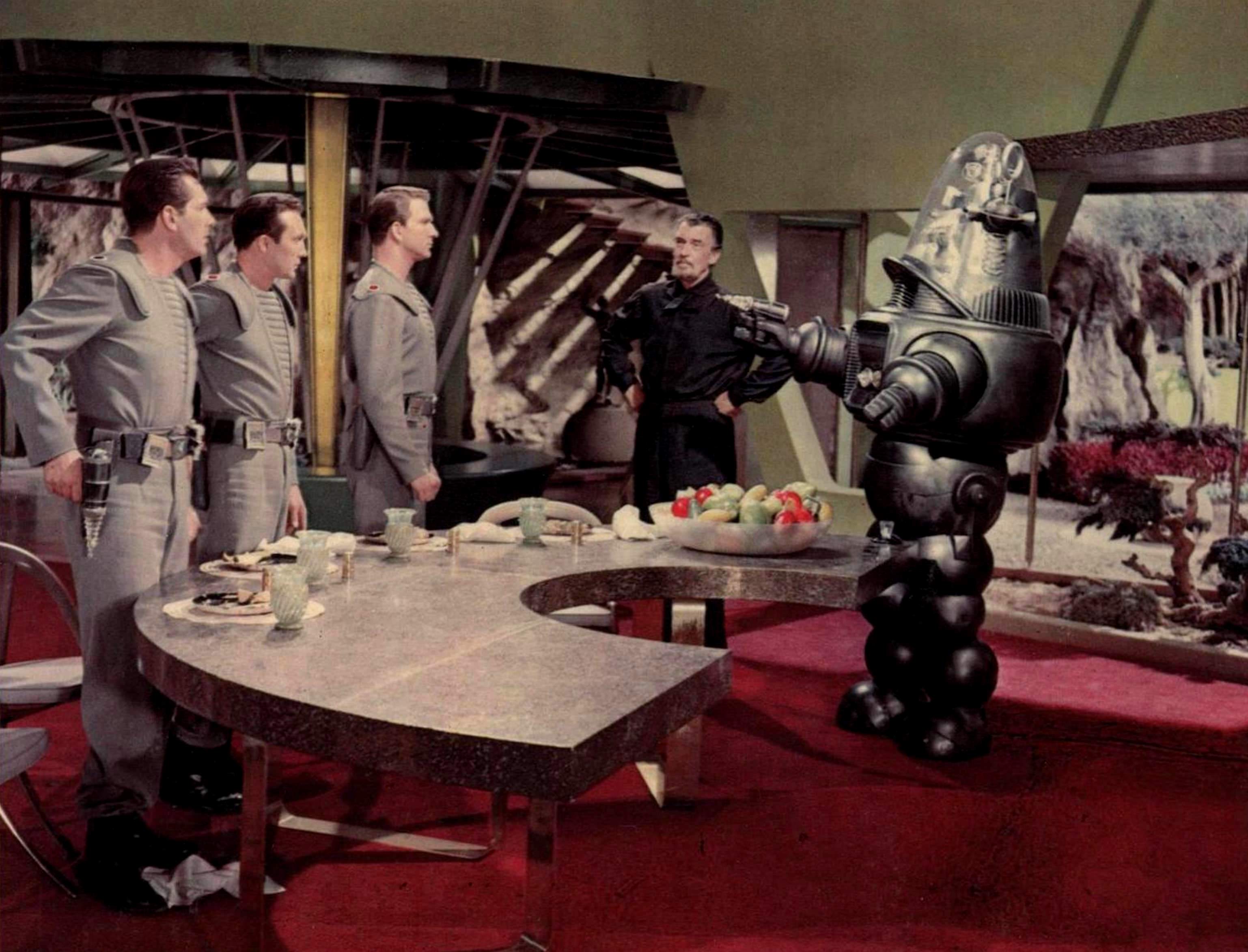 robo aponta arma para comandante